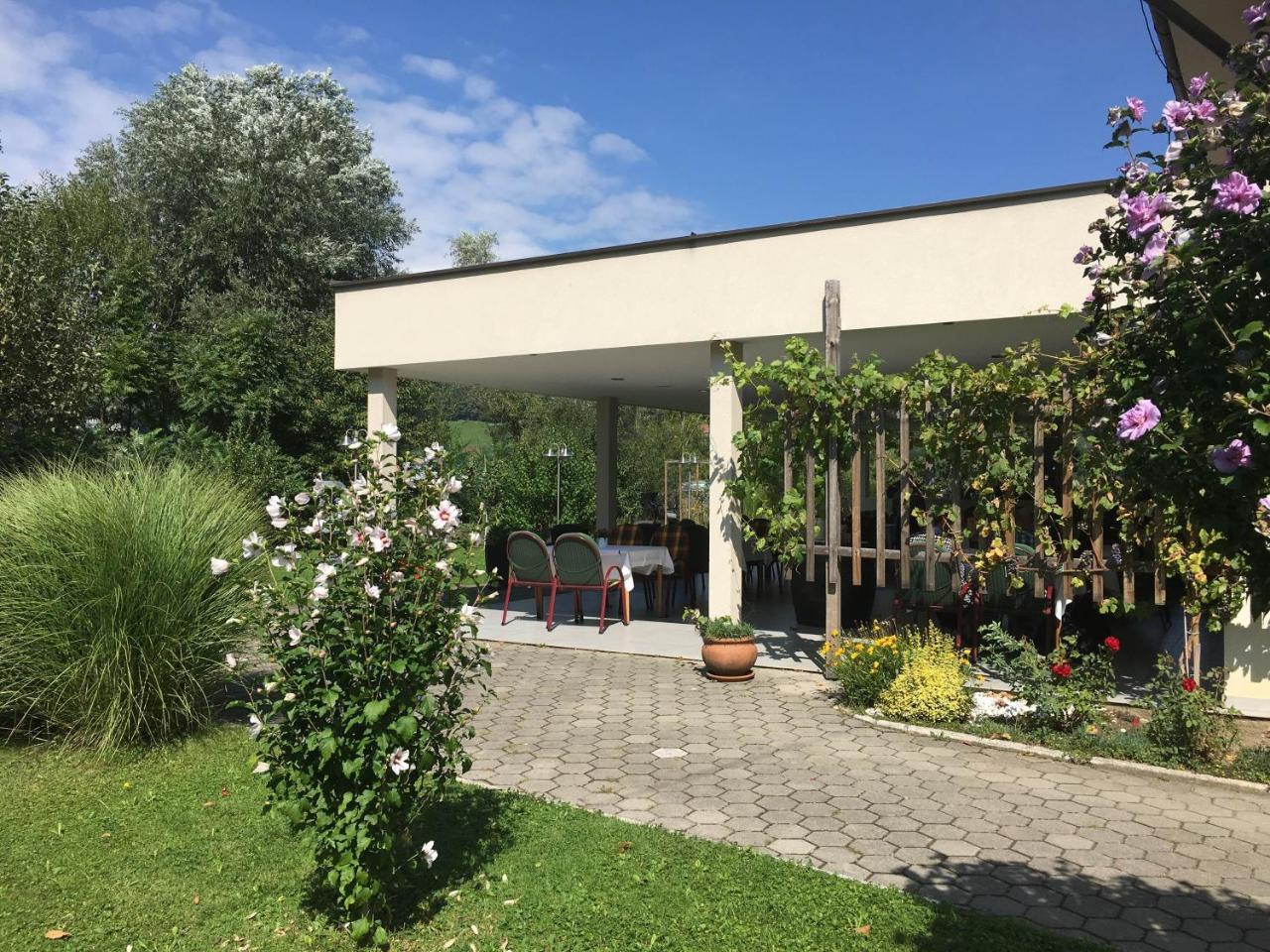 Hostel Delalut Ravne na Koroškem エクステリア 写真