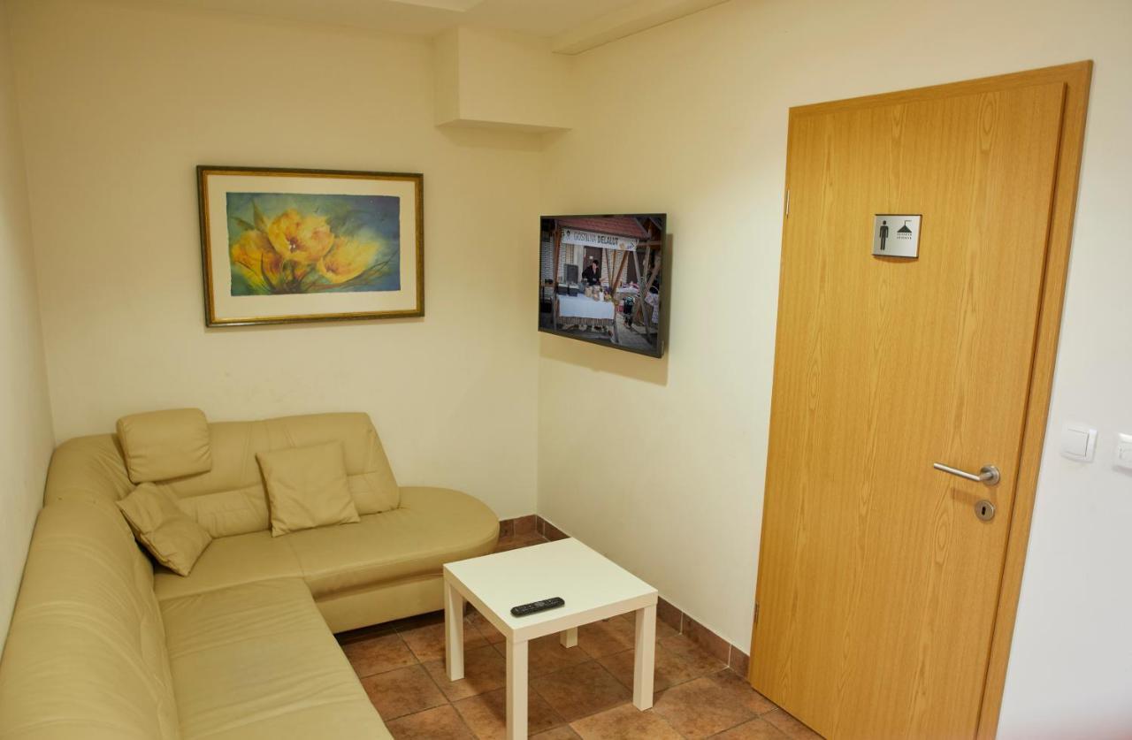 Hostel Delalut Ravne na Koroškem エクステリア 写真