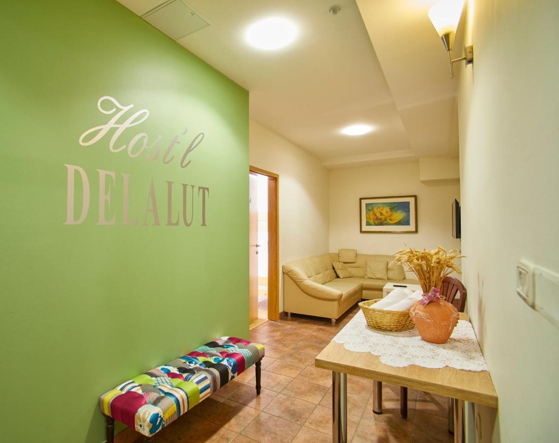 Hostel Delalut Ravne na Koroškem エクステリア 写真